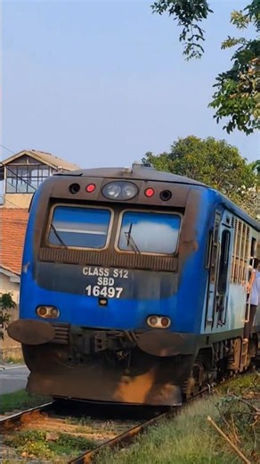 S12 918 Passing Nugegoda with TN 9262 Avissawella Slow 🩵💙 #srilankatrain #train #classs12