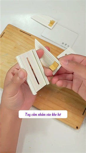 Làm một con dao giấy lưỡi dao còn có thể đổi màu