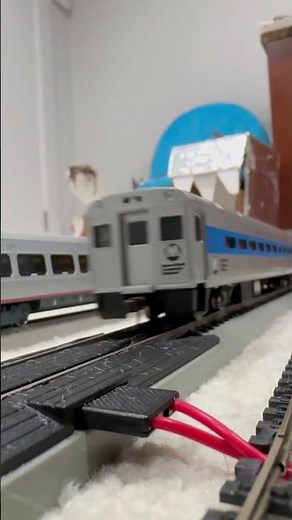 HO scale P42DC 19 pulls a Metro-North Railroad Comet IIA cab car from the 1980s #shorts