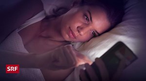 Bildschirmlicht am Abend - Probleme beim Einschlafen: Macht blaues Licht wirklich wach?