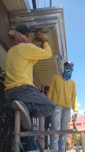 Spandrel installation #construction #ceiling #house #roofeaves #workers