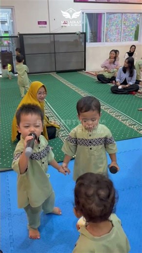 Tutorial from Abang! Qaishar was taught to perform in front of Abang