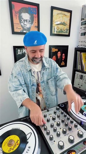 Mixing & Scratching on 45s 🍩 🎛️ 🍩 #45friday #vinyldj #vinyl #vinyloftheday #vinylrecords