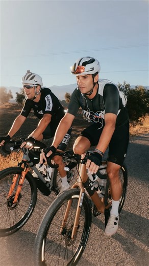 César Merás on Instagram: "Maldito juego… @badlandscc 🙏 @magicshine_light #RN3000 + #Seemee300 🔦 @invisiframe #YouRideItWeProtectit #badlands #ultracycling #bikepackingadventures #endlessroads #pushyourlimits"