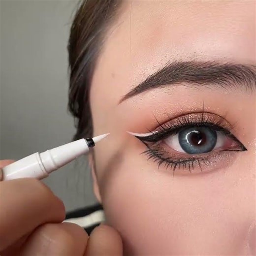 Eyeliner Tutorial for Beginners Easy Eye Makeup Tips Step by Step #shorts #eyelinertutorial #beauty