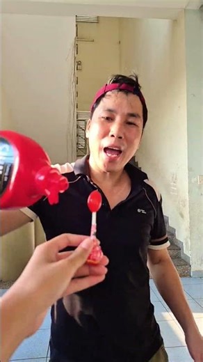 thử thách không cười với những món sốt gia vị cho kẹo mắt của người khác tạo nên sự tò mò về nụ cười