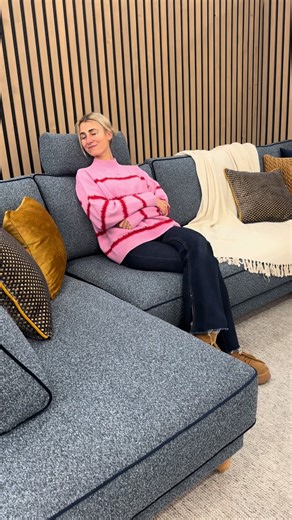 Narożnik z funkcją spania SMART U Diana to absolutny strzał w dziesiątkę dla każdego kto poszukuje mebla, na którym faktycznie jakoś snu jest porównywalna do łóżka sypialnianego! ⚡️🌛 Co wyróżnia go wśród pozostałych narożników? ✨ jednorodna powierzchnia spania (identyczna grubość materaca) ✨ materac wysoki aż na 22 cm ✨ zastosowanie sprężyn płaskich sprężyn kieszeniowych pianki wysokoelastycznej ✨ system otwierania One Touch ✨ 3 pojemniki na pościel Narożnik Diana jest dostępny dodatkowo jeszcz