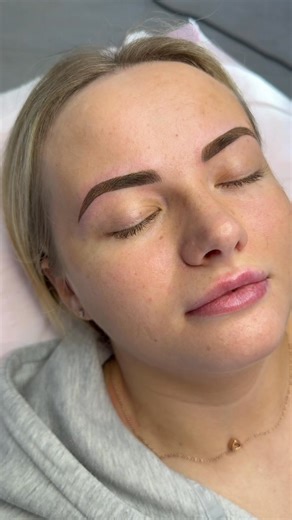 ✨ Combination Brows ✨ Today I had the pleasure of creating these gorgeous combination eyebrows – the perfect blend of natural, hair-like strokes in the front and soft shading throughout the body and tail. 🌿 This technique is ideal for anyone who wants brows that look defined yet natural, with a little extra depth and fullness. The result? Brows that frame the face beautifully and save so much time on daily makeup! 💕 What do you think of this transformation? 👇 📩 DM me to book your appointment