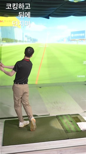 Effortless cocking, no big body turn, just throw the club straight and hit it far with ease! 🎯🦅🌲⛳️🏆🌇