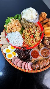 🇱🇦 This Lao platter is a dance of textures & flavors. Heat against cool, crunch against juiciness, sweetness cut by tang. Every element works together to create an experience that’s surprising, balanced & unforgettable. It’s the kind of meal that feels just right: comforting, familiar & like home! 📍@sweetricewa 4017 A St. SE Unit 107 Auburn, WA 98002 #seattle #seattlerestaurants #seattlefood #papayasalad #lao #laofood #seattlefoodie #supportlocal #supportlocalbusiness | Linna Eats