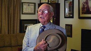 102-year-old World War Two veteran Arthur Leggett recites The Ode 💜 | Fremantle Dockers