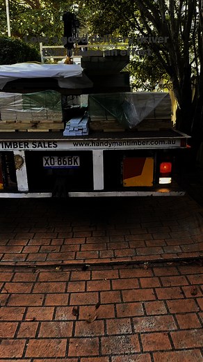 We love delivery drivers that make an effort when needed #BuildingMaterials #deliverydriver #buildinglife #buildingideas | Curtis Constructions