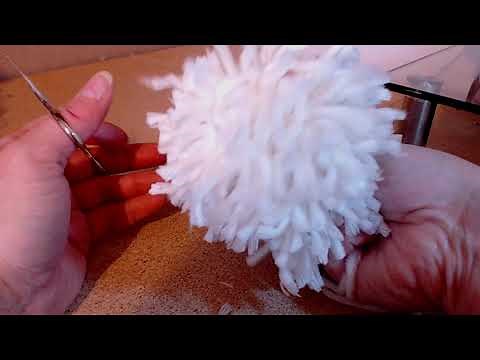 How to make a pompom with your fingers?