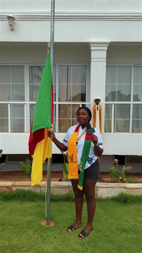 Cameroun - Le principe du drapeau est très simple : chaque candidat hisse son drapeau aujourd'hui, et lors de son départ - il le redescend. A la fin, il ne restera qu'un seul drapeau devant le bâtiment de House of Challenge: celui du gagnant.