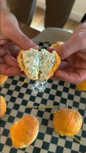 Gougères à la mimolette et au piment d’Espelette, cœur de fromage frais. 🧀