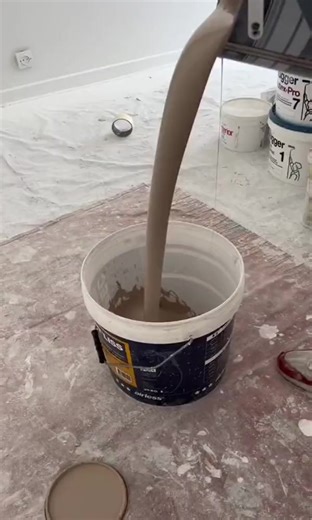 Mur en couleur avec peinture velour et toujour en trempant le rouleau une seul fois dans la peinture ! Et meme sous 28 degré se jours la #travaux #peinture #peintre #artisanat #renovation #chantier | Alexis made in paint