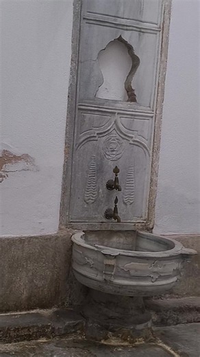 Topkapı Sarayı Harem Dairesi'nde bulunan Harem Ağaları Hamamı, Osmanlı saray yaşamına ait önemli yapılardan biridir. Harem ağalarının kullandığı bu tarihî hamam, klasik Osmanlı mimarisinin sade ve zarif örneklerinden biri olarak günümüze ulaşmıştır. Sarayın Harem bölümünde yer alan yapı, dönemin mimari anlayışını yansıtmaktadır. The Harem Eunuchs' Bath, located within the Harem of Topkapı Palace, is one of the notable structures of Ottoman palace life. Used by the harem eunuchs, this historic ba