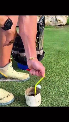 The ball suddenly fell into a deep pit🏌️‍♀️| By GuideCraze
