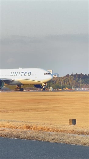 Experience the Thrill of a United Airlines Takeoff!