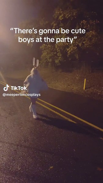 I dressed up as a moth for our Halloween party and I thought I was so funny for this LMAO #halloween #halloweenparty #mothcostume #moth #halloweenmoth