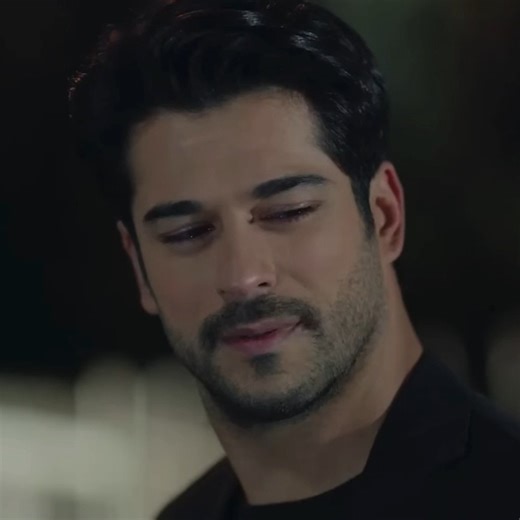 ♾️ KaraSevda Fanpage on Instagram: "Kemal dice queste parole alla Collina del Pianto — il luogo che ha visto nascere il loro amore e il loro dolore. La notizia della presunta “gravidanza” di Asu è stata diffusa per umiliarlo e ferire Nihan, ma dietro quella menzogna, ciò che li riporta entrambi in questo posto è l’istinto. Finiscono sempre qui — dove tutto è cominciato, dove i fantasmi del loro amore vivono ancora. Le dice quella frase con dolcezza, senza accuse — solo verità. Non è il destino a