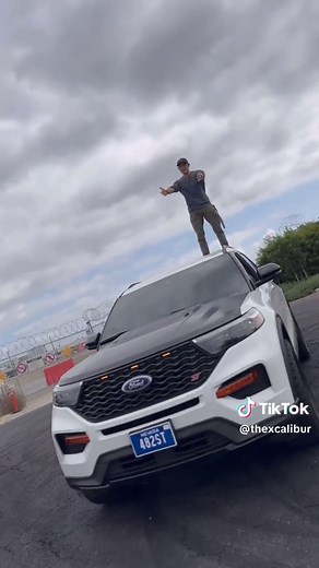 They’re here ! The Raptor Style hoods for the 2020 Ford Explorer from @I-5 Autohaus ! 🙌🏼🤯 Amazing fitment and it’s bolt on as well. Let me know what you think of the new look! #Ford #Explorer #ST #fordperformance #Fordracing #offroad #Raptor