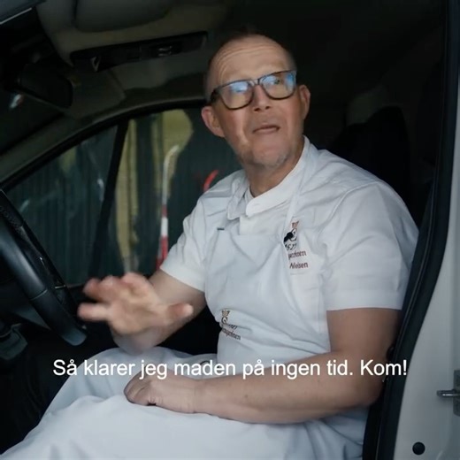 🥘✨ Mad ud af huset fra Skoemagerkroen 🍷 Skal du samle familie, venner eller kolleger – men uden at bruge hele dagen i køkkenet? Lad os stå for maden ✨ Du dækker bordet. Vi leverer maden. I nyder hinanden. 🥂 Vi laver klassiske retter med moderne finesse Perfekt til: 🎉 Fødselsdag 💍 Bryllup 👨‍👩‍👧‍👦 Konfirmation 💼 Firmafrokost 🐣 Påskefrokost 🍽️ Eller bare fordi I fortjener det ✨ Vælg mellem: ✔️ Smagfulde menuer & elegante kanapeer ✔️ Klassisk påskebord med det hele ✔️ Sæsonens specialite