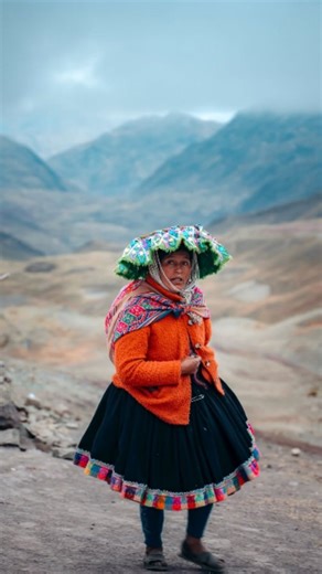 Experience Peru’s vibrant culture and connect with its wonderful people. ❤️🇵🇪 This country boasts breathtaking scenery and delicious cuisine, but what makes it truly special is the friendliness of its people, eager to share their history and way of life. 😍 Tag the person that needs to be part of your Peru adventure!👇 | Altitude Peru