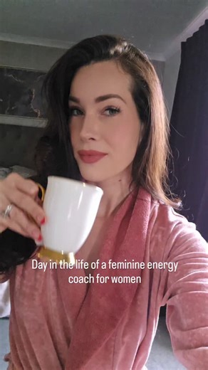 A little day in the life of a feminine energy coach 💋✨ I work part time as a recruiter, and Mondays are my half-day – which gives me the perfect balance of structure and flow. ☀️ Morning starts with journaling a podcast while getting ready, then I get my daughters up for school and do drop-off. 🌸 A facial for some self-care, then working from a pretty café (because environment matters when you value beauty creativity). 💪 Gym time with my husband, then home to freshen up and dive into coaching