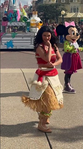 Moana, Minnie & Daisy in A Million Splashes of Colour | Disneyland Paris