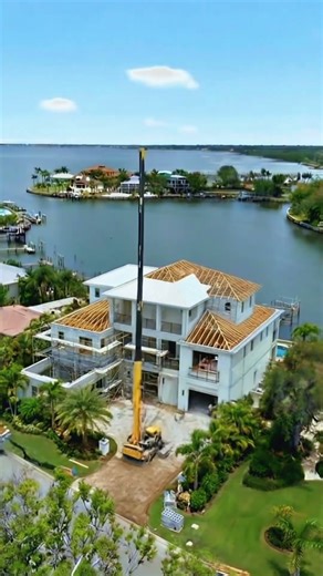 Here’s how coastal living could look for you in Sarasota, Florida at 377 S Shore Dr! 🏡