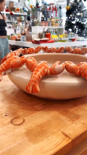 👌🏼 Some of our favourite things in store right now. A little look around The Corner Booth and it is a very good moment for homewares and serveware. Think plates you will keep reaching for, candles that make the whole room feel finished, and those small pieces that turn “we are having people over” into something that looks effortless. Our wall of cards is also quietly iconic. The kind you grab “just in case”, then somehow always end up needing. Add a ribbon, tuck one into a gift, or keep a few 