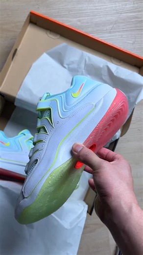 id4shoes on Instagram: "Nike KD18 PRM EP “Snowed In” Style Code: HV1996-100 Nickname: Snowed In Made in: Vietnam Kevin Durant’s ability to score in any situation inspires the KD18 PRM “Snowed In”, a special edition built around a winter-themed concept. Drawing inspiration from a snow globe, the upper appears as if it’s covered in a thick layer of ice and snow, capturing the feeling of being frozen in time. The outsole features a red and green gradient with gold foil details, adding a festive hol