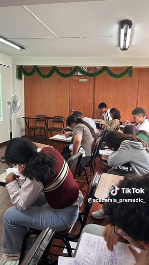 ¡Así vivimos el primer simulacro del año en PreMedic! 💪🧠 Con concentración, esfuerzo y muchas ganas de superarse, nuestros alumnos dieron el primer gran paso de este nuevo camino. 🚀 Cada simulacro es una oportunidad para aprender, corregir y crecer rumbo a la meta. 🩺✨ ¡Esto recién comienza! . . #PreMedic #PrimerSimulacro #InicioDeAño #paraleloprecayetano #premedicina