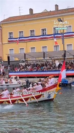 ⚓️ À Sète, la fin de l’été rime avec tradition et ferveur populaire ! La fête de la Saint-Louis, c’est 6 jours de joutes nautiques, de fanfares, de bals et de bonne humeur au bord du canal. Un événement unique où tout le cœur de Sète bat au rythme des combats sur l’eau 💙⚔️ credit : @glpsteven #saintlouis #sete #joutesnautiques #tradition #occitanie #lespepitesdefrance #fetepopulaire #patrimoinevivant | Les Pépites de France