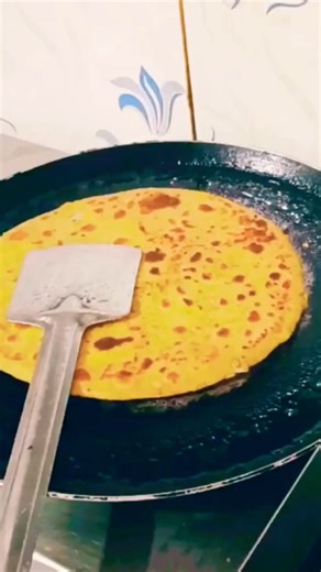 #meking food paratha #parathe kaise banaye #roti banane mein