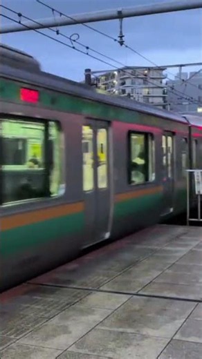 神業すぎる…横浜駅に100キロで高速入線する東海道線231系1000番代