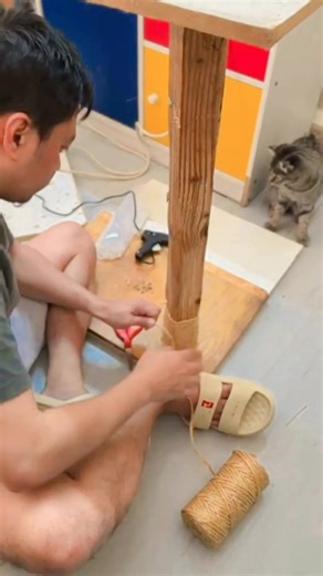 Repairing the 2nd DIY cat scratching post. Rufus: Do it right, hooman! 😹🐾😻 #petcare #catlovers #cat #rescuecat #cats #petlovers #animallover #animals #abandonedcat #personalstory | Pusakal Man