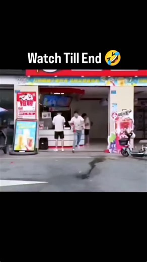 JINNY MEMES on Instagram: "😂 Made For EachOther 💕 日本利用压电瓷砖将脚步转化为电能。这些瓷砖捕捉来自你脚步的动能。当你行走时，你的重量和动作会对瓷砖产生压力。瓷砖会轻微弯曲，从而产生机械应力。瓷砖内部的压电材料将这种应力转化为电能。每一步都会产生少量电荷，而数百万步结合在一起就能产生足够的电力来驱动 LED 灯、数字显示屏和传感器。在像涩谷车站这样繁忙的地方，每天大约有 240 万个脚步为这一系统作出贡献。这些电能可以被储存或立即使用，从而减少对传统电力来源的依赖，并支持可持续的城市基础设施。这种方法将日常运动转化为实用的可再生能源 #日本 #知识 #事实 #你知道吗 #推荐 #科技 #创新 #历史 #技术 #实验 #热门 日本利用压电瓷砖将脚步转化为电能。这些瓷砖捕捉来自你脚步的动能。当你行走时，你的重量和动作会对瓷砖产生压力。瓷砖会轻微弯曲，从而产生机械应力。瓷砖内部的压电材料将这种应力转化为电能。每一步都会产生少量电荷，而数百万步结合在一起就能产生足够的电力来驱动 LED 灯、数字显示屏和传感器。在像涩谷车站这样繁忙的地方，每