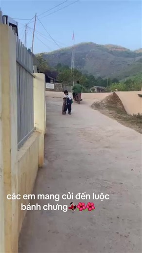 Inside the Box | ​Chắc hẳn ai xem đoạn video này cũng sẽ vừa buồn cười vừa thấy dễ thương bởi sự nỗ lực hết mình của các bạn nhỏ vùng cao. Vì muốn góp sức... | Instagram