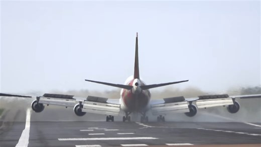 Watch this 747 land sideways - "Seconds from losing it"