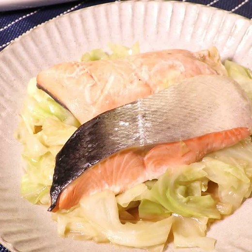 旨味が染み込む！ キャベツと鮭のバター蒸しのレシピ動画・作り方 | デリッシュキッチン