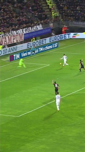 HIGUAÍN LIFTS IT OVER THE KEEPER!