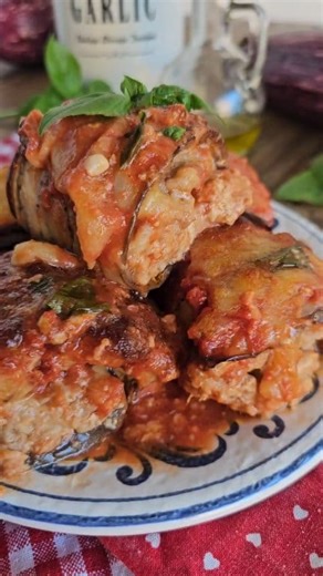 Se hai una melanzana prepara questi involtini che sono pazzeschi! Sono super filanti e appetitosi e sono facilissimi da fare! 👇🏼👇🏼La ricetta completa è qui👇🏼👇🏼👇🏼 https://blog.giallozafferano.it/lacucinadivane/ricetta-involtini-di-melanzane-e-carne/ | La cucina di Vane di Vanessa Gizzi