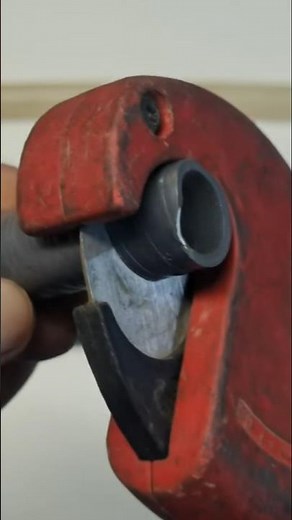 How to cut rigid, flexible, rubber plastic pipes easily, quickly and straight with pipecutter