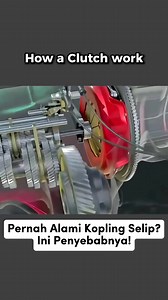 ​Cara Kerja Kopling Mobil dalam 1 Menit 🚗💨 ​Kopling adalah komponen vital yang terletak di antara mesin dan transmisi. Fungsinya sangat krusial: memutuskan dan menyambungkan aliran tenaga dari mesin ke roda agar perpindahan gigi bisa dilakukan dengan halus. ​Komponen Utama Kopling: ​Plat Kopling (Clutch Disc): Bagian tengah yang menyalurkan tenaga melalui gesekan. ​Plat Penekan (Pressure Plate): Menjepit plat kopling ke roda gila. ​Roda Gila (Flywheel): Berputar bersama mesin. ​Sistem Pelepas: