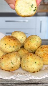 POLPETTE DI RICOTTA E ZUCCHINE MORBIDE E FACILI! Queste sono fritte, ma nel post trovate anche il procedimento per farle al forno! DOSI E PROCEDIMENTO QUI 👇👇👇 https://blog.giallozafferano.it/valeriaciccotti/polpette-di-zucchine-e-ricotta/ | Vale Cucina e Fantasia di Valeria Ciccotti