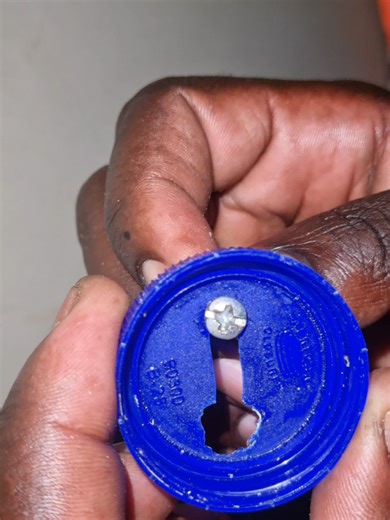 diy portrait hanging hack using plastic bottle cap. Can also be used for picture frames and other stuff#creatorsearchinsights #diy #motivation #inspiration #plasticrecycling