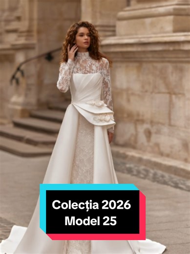 👗Rochie de mireasa 3 in 1, ideala pentru miresele care isi doresc versatilitate si eleganta. Baza este o rochie sirena din dantela Chantilly, care urmareste linia corpului si ofera o silueta feminina si rafinata.✨️ Modelul include un bolero detasabil din dantela Chantilly, cu guler inalt si maneci lungi, pentru un look regal si sofisticat, precum si o trena ampla detasabila din tafta satinata, care transforma instant tinuta pentru momentul ceremoniei.✨️ Un singur model, trei stiluri diferite, p
