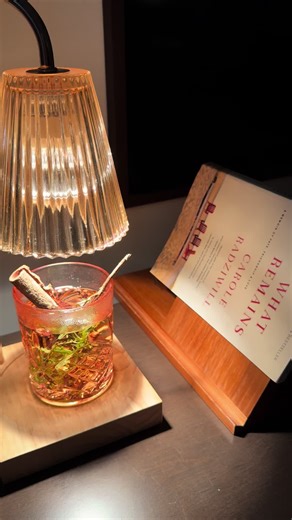 Candle warmer simmer pot recipe. 1 x cinnamon stick 🪵 Sprigs of rosemary 🌿 Cloves A few drops of vanilla extract Add boiling water to activate. 💦 #simmerpot #candlewarmer #sundayreset #cosy #cosyvibes #autumn #cosyhome #nontoxicliving #cosyhomestyle